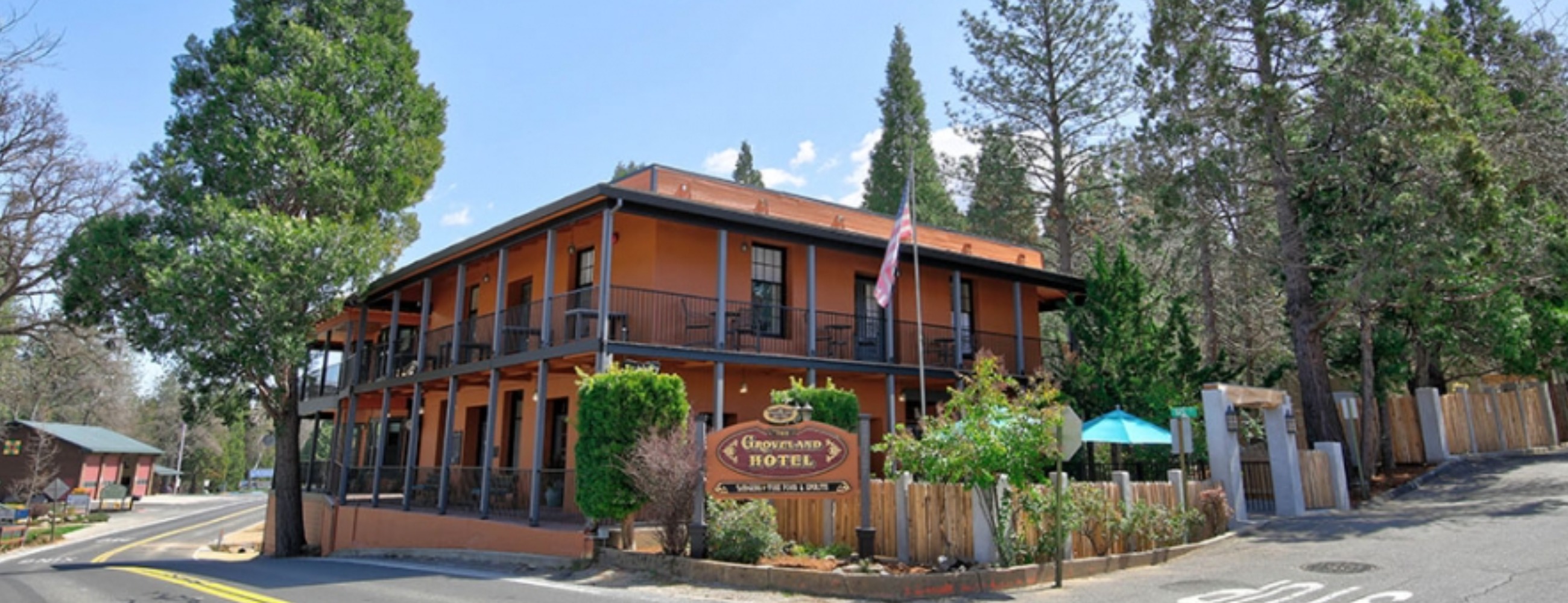 Groveland Hotel Exterior Front